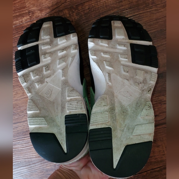 Nike Girls Huarache Black/green glow/pure platinum white 5.5Y/7W/5M - Picture 8 of 10